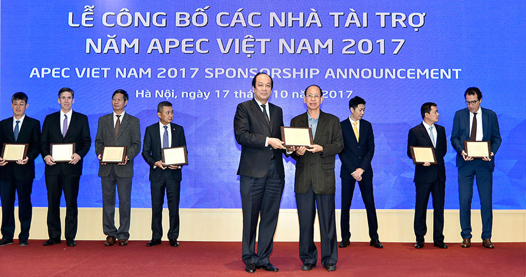 Bộ trưởng, Chủ nhiệm Văn phòng Chính phủ Mai Tiến Dũng trao kỷ niệm chương cho ông Lý Ngọc Minh, Tổng giám đốc công ty Gốm sứ Minh Long I - 1 trong 8 nhà tài trợ đặc biệt cho APEC 2017. Ảnh: Tuấn Anh