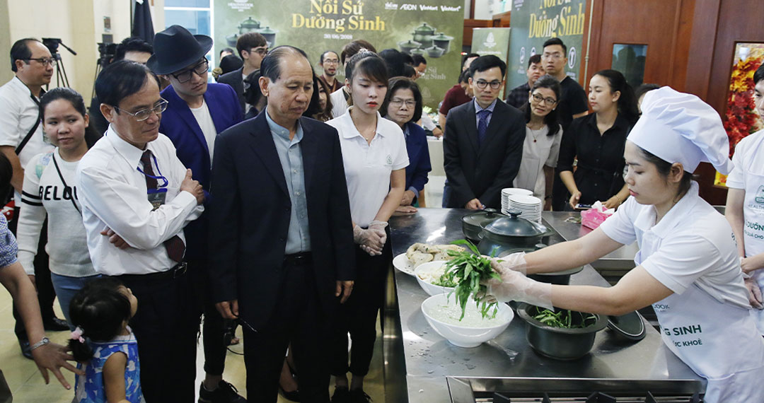 Ông Minh cùng các khách mời VIP giới thiệu các phần biểu diễn nấu món bằng nồi sứ Minh Long tại họp báo 30/6.
