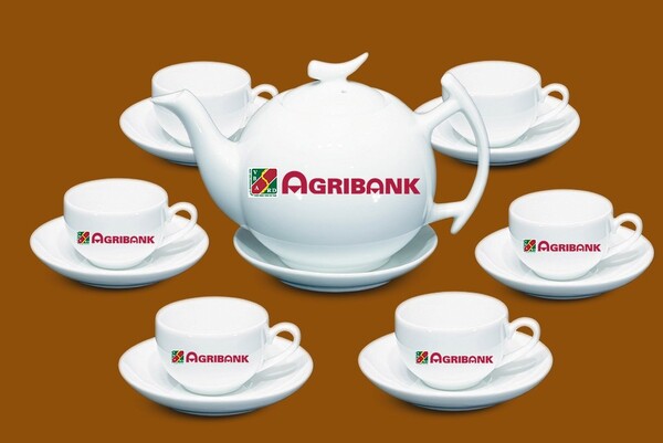 Mẫu quà tết cho khách hàng là bộ ấm trà in logo thương hiệu