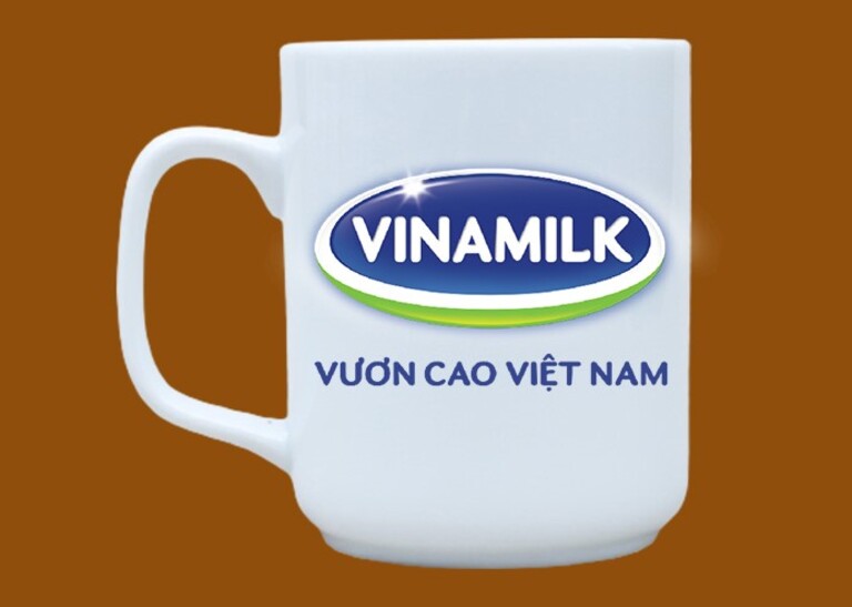 Mẫu ca sứ in logo thương hiệu Vinamilk